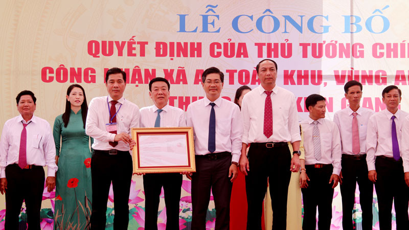 Lãnh đạo tỉnh Kiên Giang trao Quyết định của Thủ tướng Chính phủ công nhận xã An toàn khu, vùng An toàn khu thuộc tỉnh Kiên Giang.