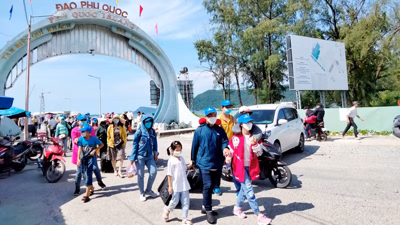 Khách du lịch đến thành phố Phú Quốc. 