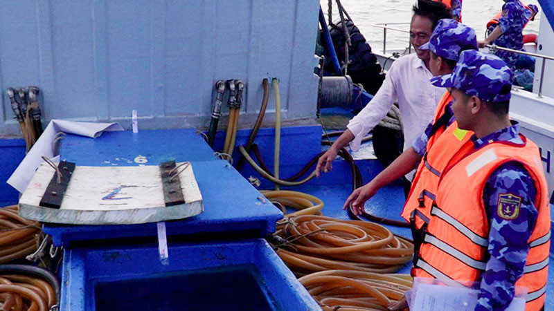 Lực lượng chức năng kiểm tra tàu chở khoảng 170.000 lít dầu DO không có hóa đơn, chứng từ hợp pháp. (Ảnh: Bộ Tư lệnh Vùng Cảnh sát biển 4 cung cấp)