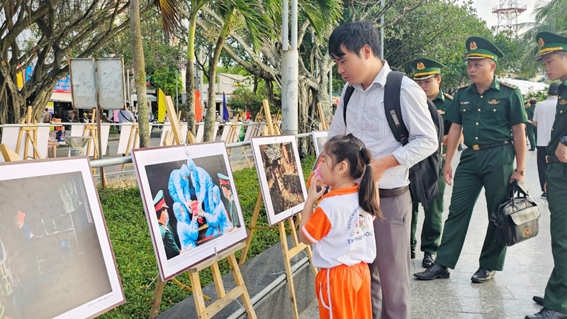 Người dân xem triển lãm ảnh. 
