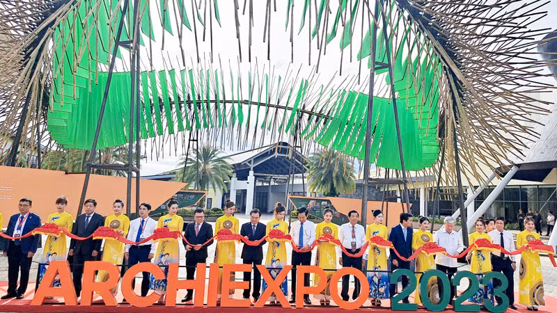 Lãnh đạo Trung ương, tỉnh Kiên Giang và khách mời cắt băng khai mạc triển lãm Kiến trúc Hội nhập và Phát triển năm 2023 với chủ đề “Kiến trúc - tạo lập không gian bền vững cho cộng đồng”.