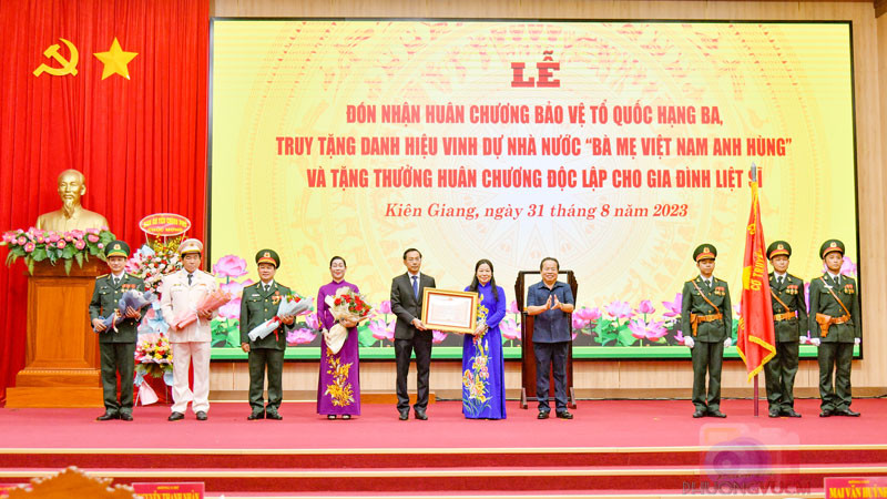 Đại diện Đảng bộ, chính quyền, nhân dân và lực lượng vũ trang tỉnh Kiên Giang nhận Huân chương Bảo vệ Tổ quốc hạng Ba.