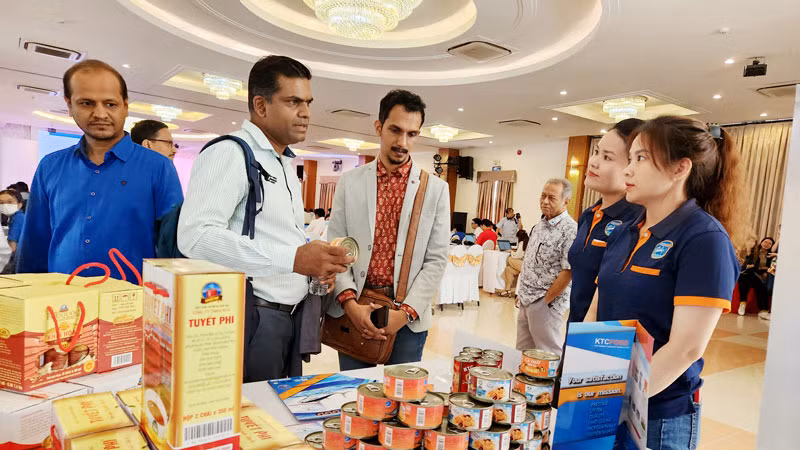 Các doanh nghiệp Ấn Độ tham quan một số sản phẩm đặc trưng của Kiên Giang. 
