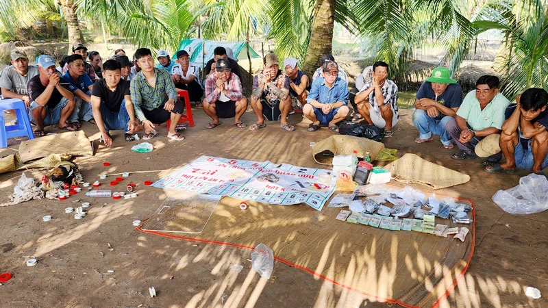 Các đối tượng bị bắt giữ cùng tang vật tại hiện trường. 
