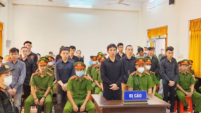 Các bị cáo trong vụ án chế tạo, tàng trữ, mua bán, vận chuyển trái phép vũ khí quân dụng tại phiên tòa.