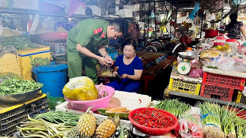 Lực lượng thanh niên Công an Kiên Giang đến tận nơi hướng dẫn người dân kích hoạt tài khoản định danh điện tử.