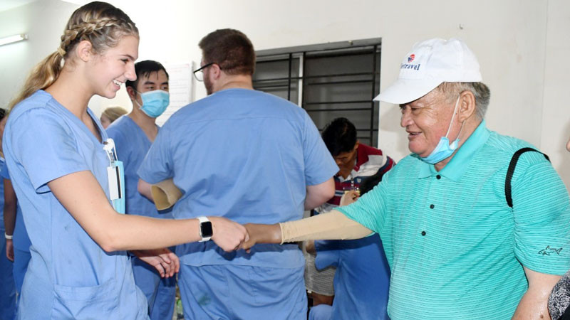 Người khuyết tật được lắp tay giả miễn phí.