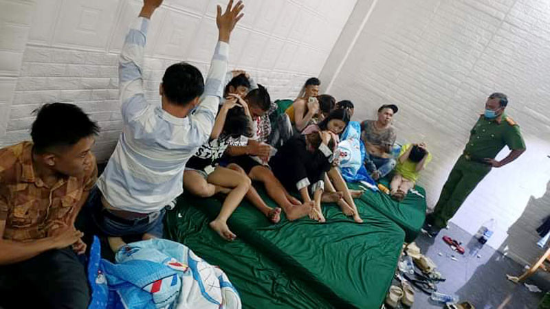 Các đối tượng sử dụng trái phép chất ma túy trong nhà nghỉ ở thành phố Rạch Giá, tỉnh Kiên Giang. (Ảnh: Công an cung cấp).