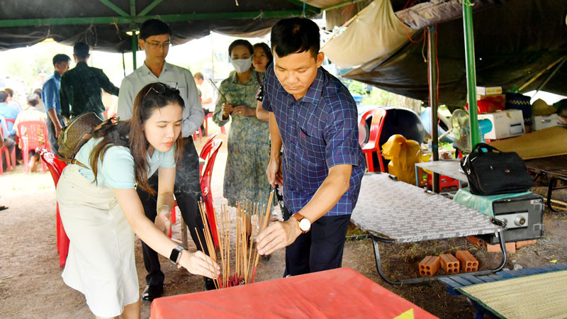 Thành viên Đoàn công tác tỉnh Kiên Giang thắp hương phần hài cốt liệt sĩ do Đội K92 tìm kiếm, quy tập trên nước bạn Campuchia.