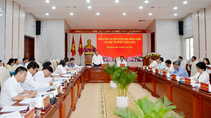 Đồng chí Lại Xuân Môn phát biểu tại buổi làm việc. 