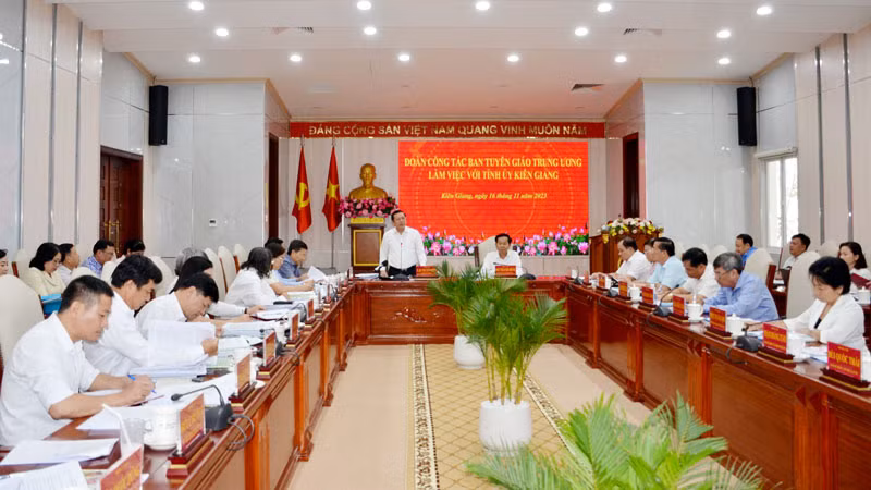 Đồng chí Lại Xuân Môn phát biểu tại buổi làm việc. 