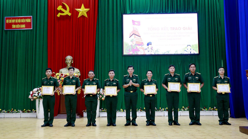 Lãnh đạo Bộ đội Biên phòng tỉnh Kiên Giang trao giải cho các cá nhân đạt thành tích cao tại Cuộc thi viết với chủ đề “Công tác thông tin đối ngoại, tuyên truyền biển, đảo và biên giới trên đất liền tỉnh Kiên Giang năm 2023”.