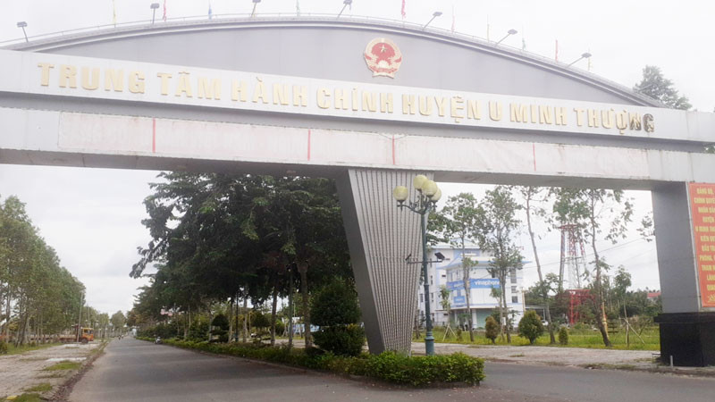 Cổng chào vào Trung tâm hành chính huyện U Minh Thượng. (Ảnh: VĂN VŨ).