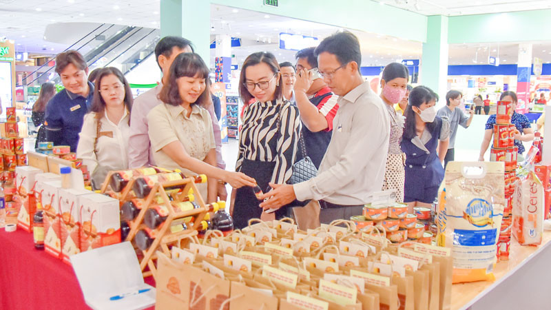 Người dân tham quan, chọn mua sản phẩm tại khu trưng bày giới thiệu sản phẩm đặc trưng Kiên Giang.