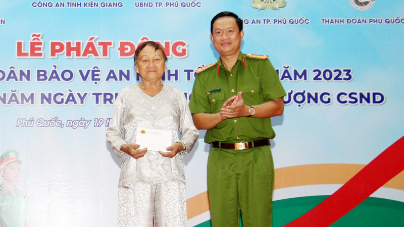 Đại tá Nguyễn Nhật Trường, Phó Giám đốc Công an tỉnh Kiên Giang trao quà tặng cựu tù chính trị đang sinh sống trên địa bàn thành phố Phú Quốc. (Ảnh: Công an cung cấp)