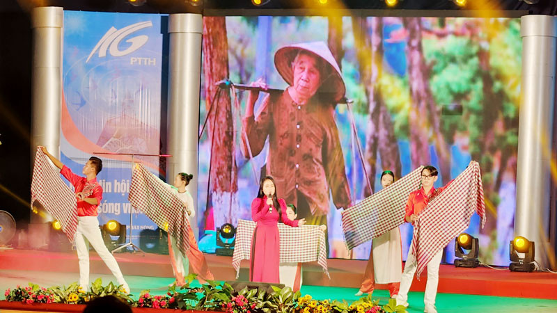 Tiết mục văn nghệ kỷ niệm 93 năm thành lập Hội Liên hiệp phụ nữ Việt Nam. 