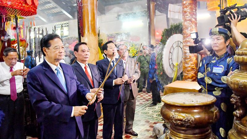 Đồng chí Nguyễn Tấn Dũng, nguyên Thủ tướng Chính phủ và Đại tướng Lê Hồng Anh, nguyên Thường trực Ban Bí thư thắp hương tại Di tích lịch sử văn hóa mộ và đình Nguyễn Trung Trực, chiều 10/10.