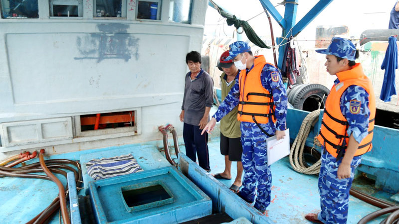 Lực lượng chức năng thuộc Bộ Tư lệnh Vùng Cảnh sát biển 4 kiểm tra tàu TG 91387 TS. (Ảnh: Bộ Tư lệnh Vùng cảnh sát biển 4)