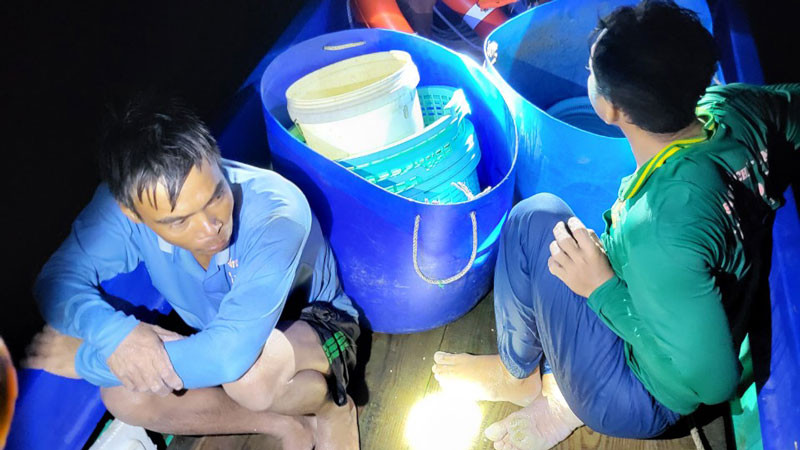 2 trong số 5 người đi trên tàu thu mua hải sản sau khi được cứu. (Ảnh: TIẾN VINH)