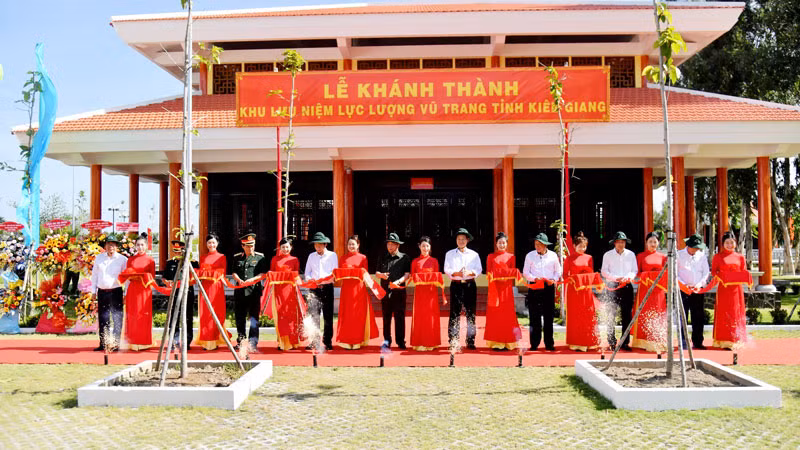 Các đồng chí nguyên lãnh đạo Đảng, Nhà nước, Quân khu 9 và tỉnh Kiên Giang cắt băng khánh thành Khu lưu niệm lực lượng vũ trang tỉnh Kiên Giang.