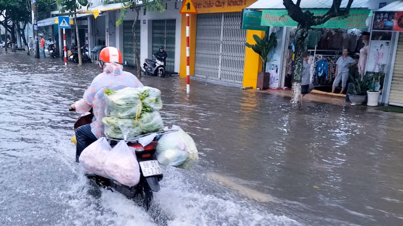 Tuyến đường chính Nguyễn Trung Trực, thành phố Rạch Giá ngập sâu trong biển nước.