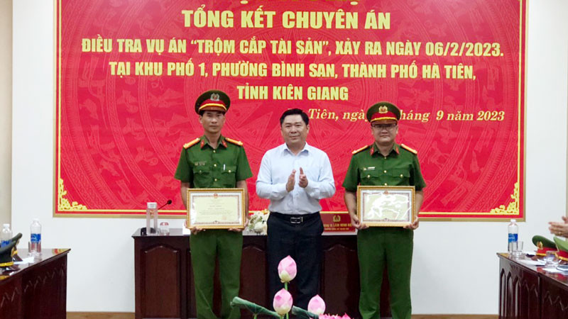Lãnh đạo Ủy ban nhân dân thành phố Hà Tiên trao bằng khen của Chủ tịch Ủy ban nhân dân tỉnh Kiên Giang cho các cá nhân. (Ảnh: Công an cung cấp)