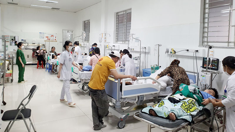Các em học sinh nghi ngộ độc thực phẩm ở Kiên Giang đang được điều trị tích cực. 