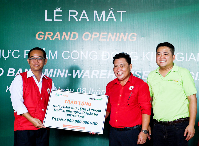 Đại diện Food Bank Việt Nam trao biển tượng trưng tặng thực phẩm, quà tặng và trang thiết bị trị giá 2 tỷ đồng đưa vào vận hành kho thực phẩm cộng đồng Kiên Giang.