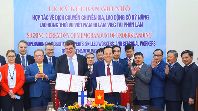 Bộ trưởng Lao động-Thương binh và Xã hội Đào Ngọc Dung cùng Bộ trưởng Việc làm, Bộ Kinh tế và Việc làm Phần Lan Arto Olavi Satonen tại lễ ký kết. (Ảnh: Molisa)