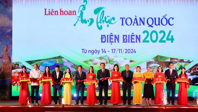 Đại biểu là lãnh đạo Bộ Văn hóa, Thể thao và Du lịch cùng đại diện lãnh đạo tỉnh Điện Biên cắt băng khai mạc Liên hoan Ẩm thực toàn quốc. 