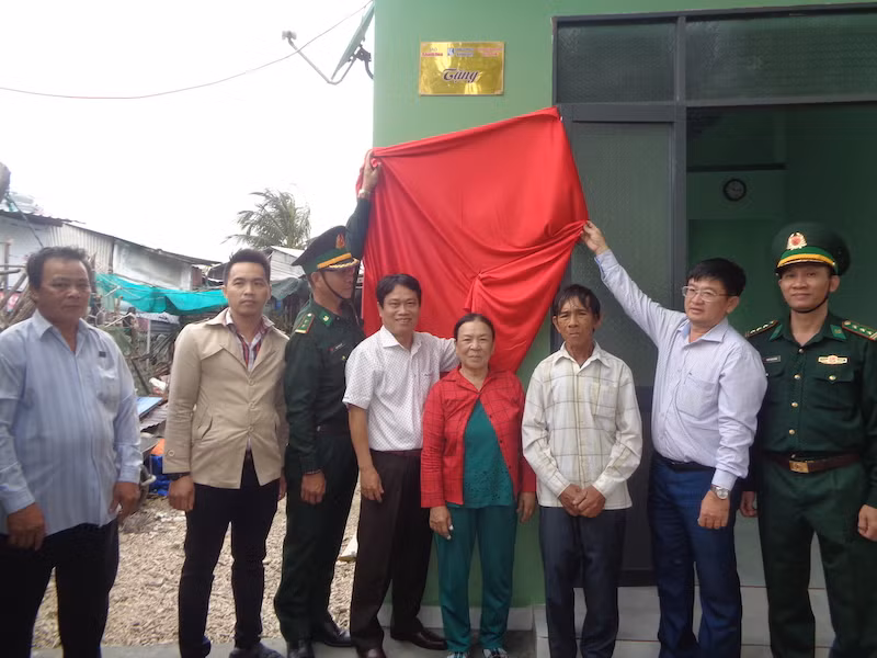 Bàn giao nhà mới cho gia đình ông bà Nguyễn Tin ở đảo Bích Đầm, thuộc phường Vĩnh Nguyên, thành phố Nha Trang.(Ảnh: LÊ NGUYÊN PHONG)