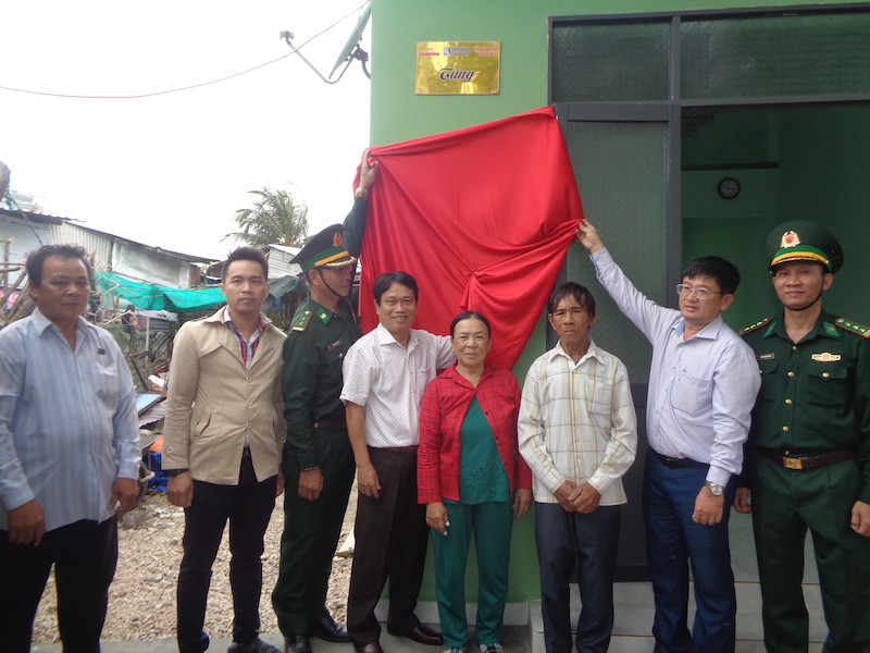 Bàn giao nhà mới cho gia đình ông bà Nguyễn Tin ở đảo Bích Đầm, thuộc phường Vĩnh Nguyên, thành phố Nha Trang.(Ảnh: LÊ NGUYÊN PHONG)