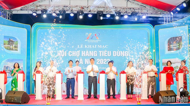 Cắt băng khai mạc Hội chợ hàng tiêu dùng Hà Nội năm 2023. (Ảnh: NHẬT QUANG)