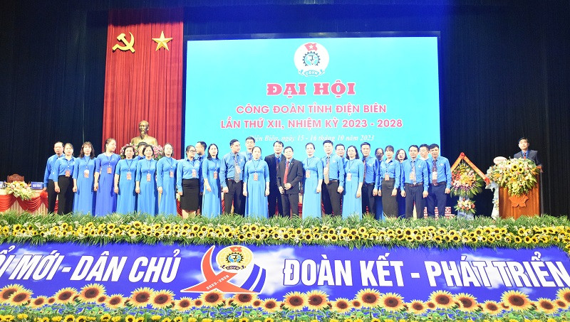 Các đồng chí Ban Chấp hành Liên đoàn Lao động tỉnh khóa 12 ra mắt đại hội.