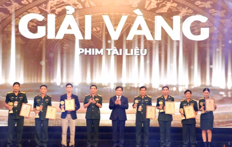 Đại tướng Phan Văn Giang, Ủy viên Bộ Chính trị, Phó Bí thư Quân ủy Trung ương, Bộ trưởng Quốc phòng trao giải Vàng cho các tác giả thể loại phim tài liệu.