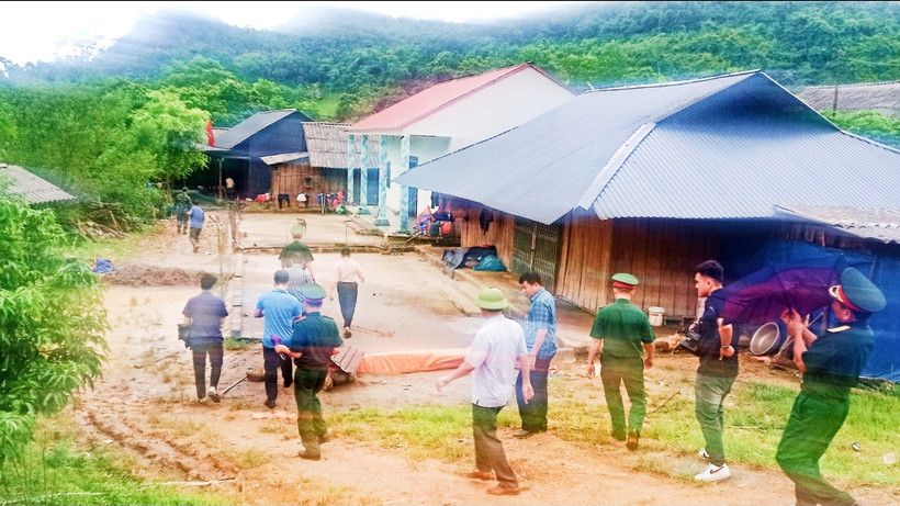 Lãnh đạo huyện Đồng Hỷ và các phòng, ban kiểm tra thực hiện Chương trình mục tiêu quốc gia phát triển kinh tế-xã hội vùng dân tộc thiểu số và miền núi tại xóm Bản Tèn, xã Văn Lăng.