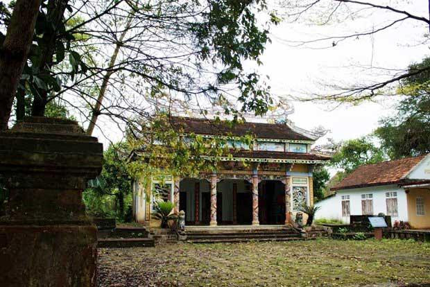 Ngôi nhà rường truyền thống theo lối kiến trúc ba gian, hai chái.