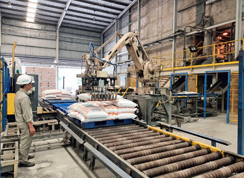 Công nhân Nhà máy DAP-2 Lào Cai vận hành dây chuyền sản xuất.