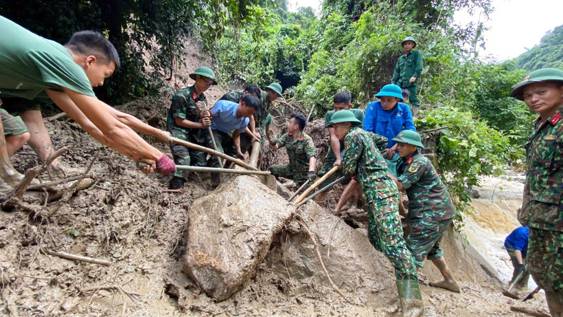 Bộ đội Trung đoàn 764 bẩy đá, xử lý đường ống dẫn nước sinh hoạt về cho thị trấn Mường Xén.