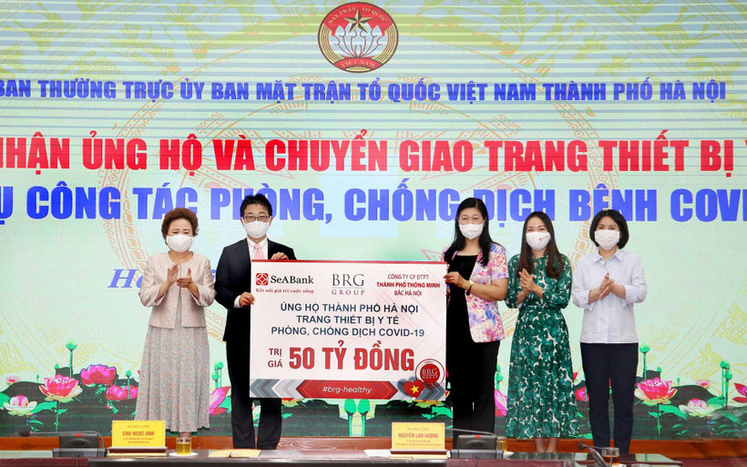 Tập đoàn BRG, Ngân hàng SeABank và Công ty cổ phần Đầu tư phát triển Thành phố thông minh Bắc Hà Nội ủng hộ trang thiết bị phòng, chống dịch Covid-19 trị giá 50 tỷ đồng tặng Hà Nội trong đợt cao điểm dịch năm 2021.