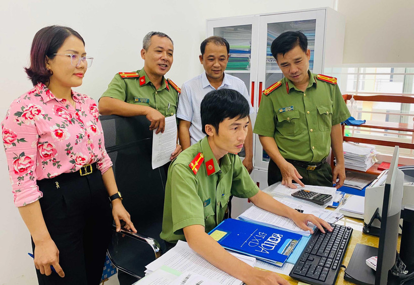 Công an huyện Tư Nghĩa kiểm tra công tác soạn thảo, lưu trữ tài liệu phòng ban chuyên môn huyện.