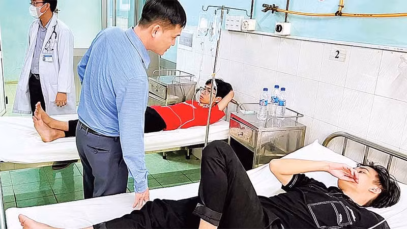 Công nhân bị ngộ độc thực phẩm điều trị tại Khoa Hồi sức cấp cứu-Ngoại chấn thương, Trung tâm Y tế huyện Đồng Phú.