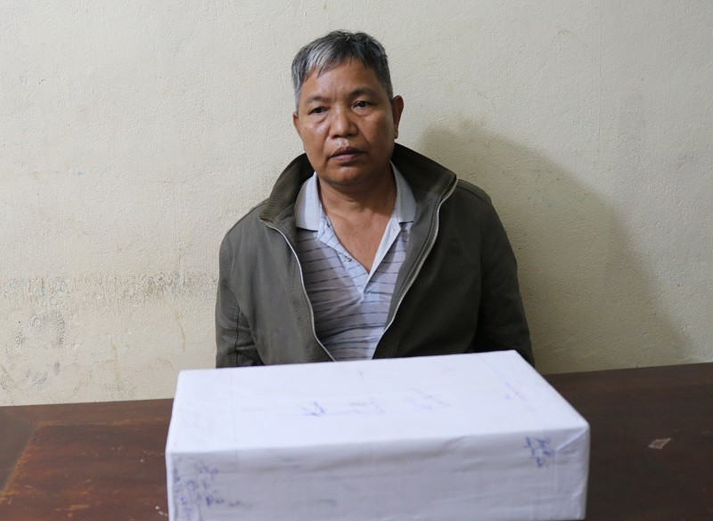 Đối tượng Lò Văn Bun cùng tang vật khi bị bắt giữ.