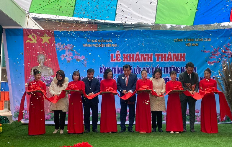 Đại diện lãnh đạo Ủy ban nhân dân thành phố Điện Biên Phủ cùng lãnh đạo Công ty trách nhiệm hữu hạn Lions Club Việt Nam cắt băng khánh thành, đưa điểm trường Nà Pen vào sử dụng.