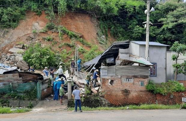 Chính quyền địa phương huy động lực lượng tổ chức dỡ bỏ căn nhà bị sập, hỗ trợ gia đình nạn nhân tìm kiếm, bảo quản tài sản còn lại sau vụ sập nhà. Ảnh: TTXVN