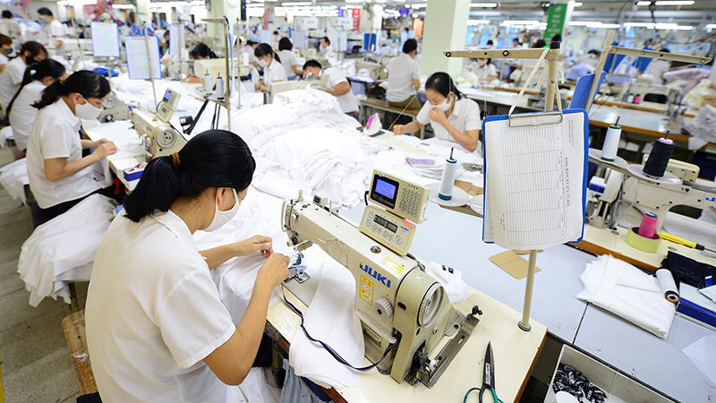 Sản xuất hàng may mặc xuất khẩu tại Tổng công ty May 10. (Ảnh: TRẦN HẢI)