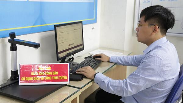 Thí điểm 2 nhóm dịch vụ công liên thông liên quan đến bảo hiểm xã hội, bảo hiểm y tế tại phường Trần Hưng Đạo, Hà Nội. (Ảnh: Tâm Trung)