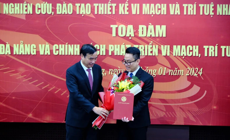 Bổ nhiệm Giám đốc Trung tâm Nghiên cứu, đào tạo thiết kế vi mạch và trí tuệ nhân tạo Đà Nẵng ngày 26/1/2024. Ảnh: THANH TÙNG