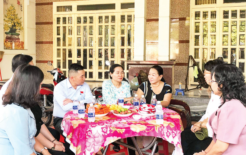 Lãnh đạo Thành ủy, HĐND thành phố gặp gỡ người dân bị thu hồi đất cho dự án Vành đai 3 tại phường Long Bình, thành phố Thủ Đức. (Ảnh VÕ LÊ)