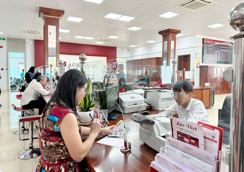 Khách hàng giao dịch tại Ngân hàng Agribank chi nhánh Chư Prông (Gia Lai).